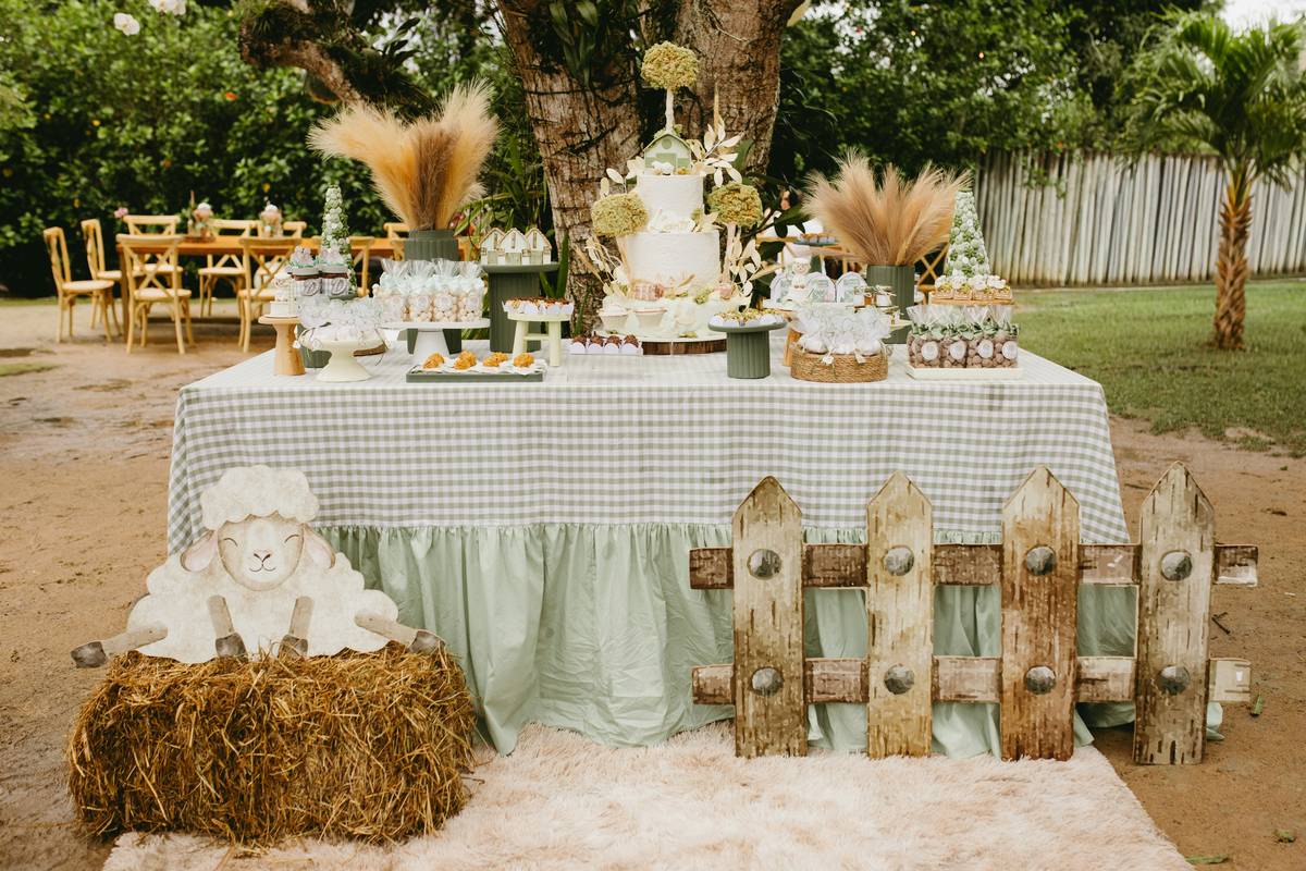 simple centerpiece ideas for parties featuring low-height arrangements with candles and greenery on a wooden table